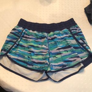 Lululemon Tracker V shorts size 10 4 inch inseam